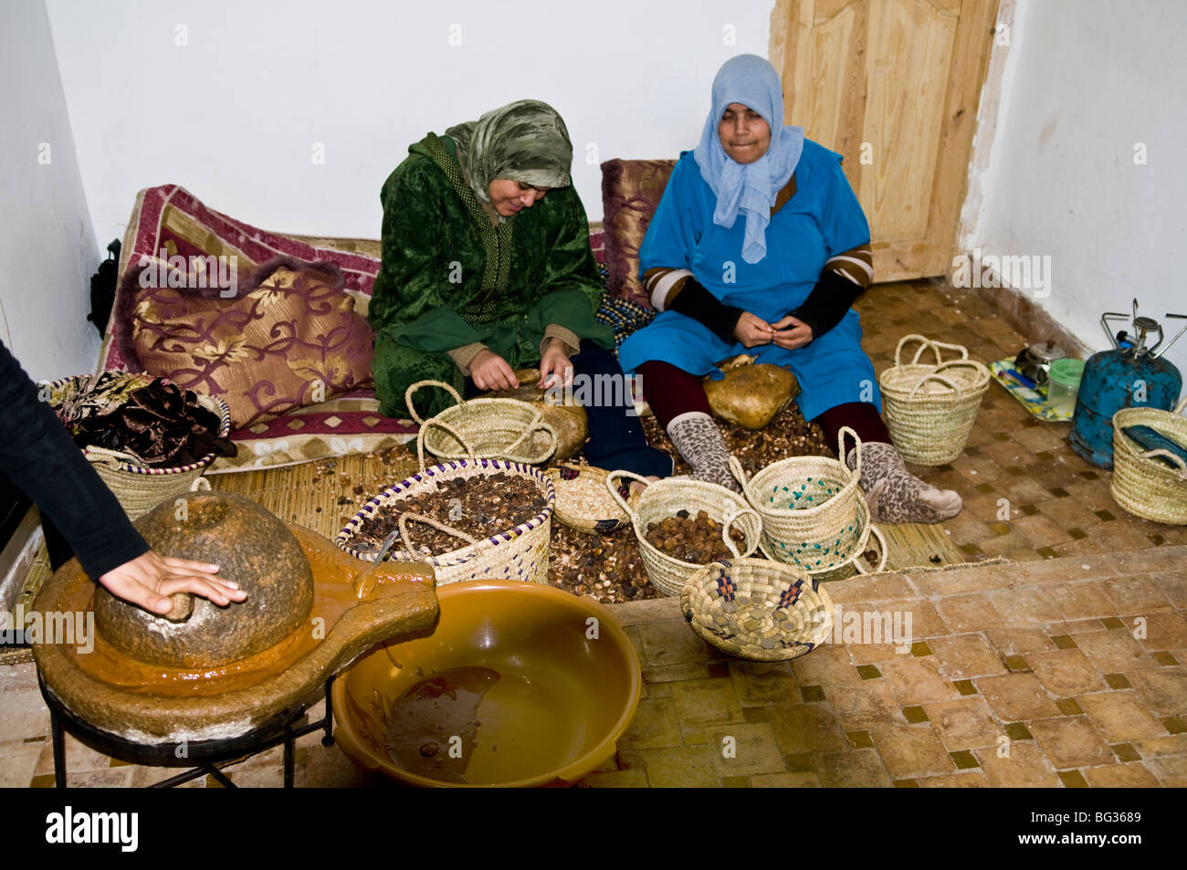 Le donne che lavorano nella produzione di olio di Argan. Un famoso olio dal Marocco. Foto Stock
