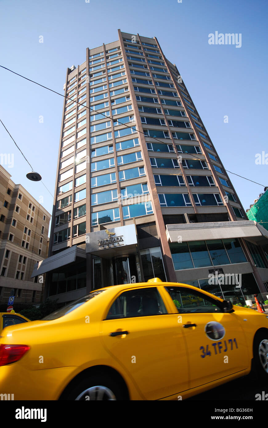 ISTANBUL, Turchia. Un taxi passando il Marmara Pera Hotel nel quartiere di Beyoglu della città. 2009. Foto Stock