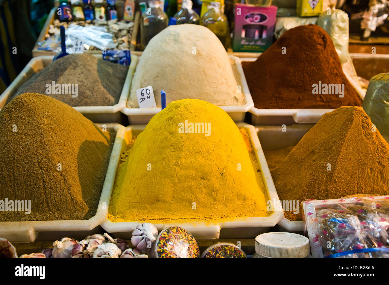 Spezie marocchine venduto in ogni mercato / bazaar in Marocco. Foto Stock