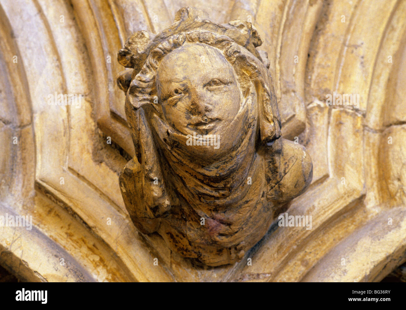 Beverley Minster, nello Yorkshire, Regina Isabella corbel medievale di testa della pietra che intaglia Inghilterra Inglese Regno Unito sculture scultura beccatelli Foto Stock