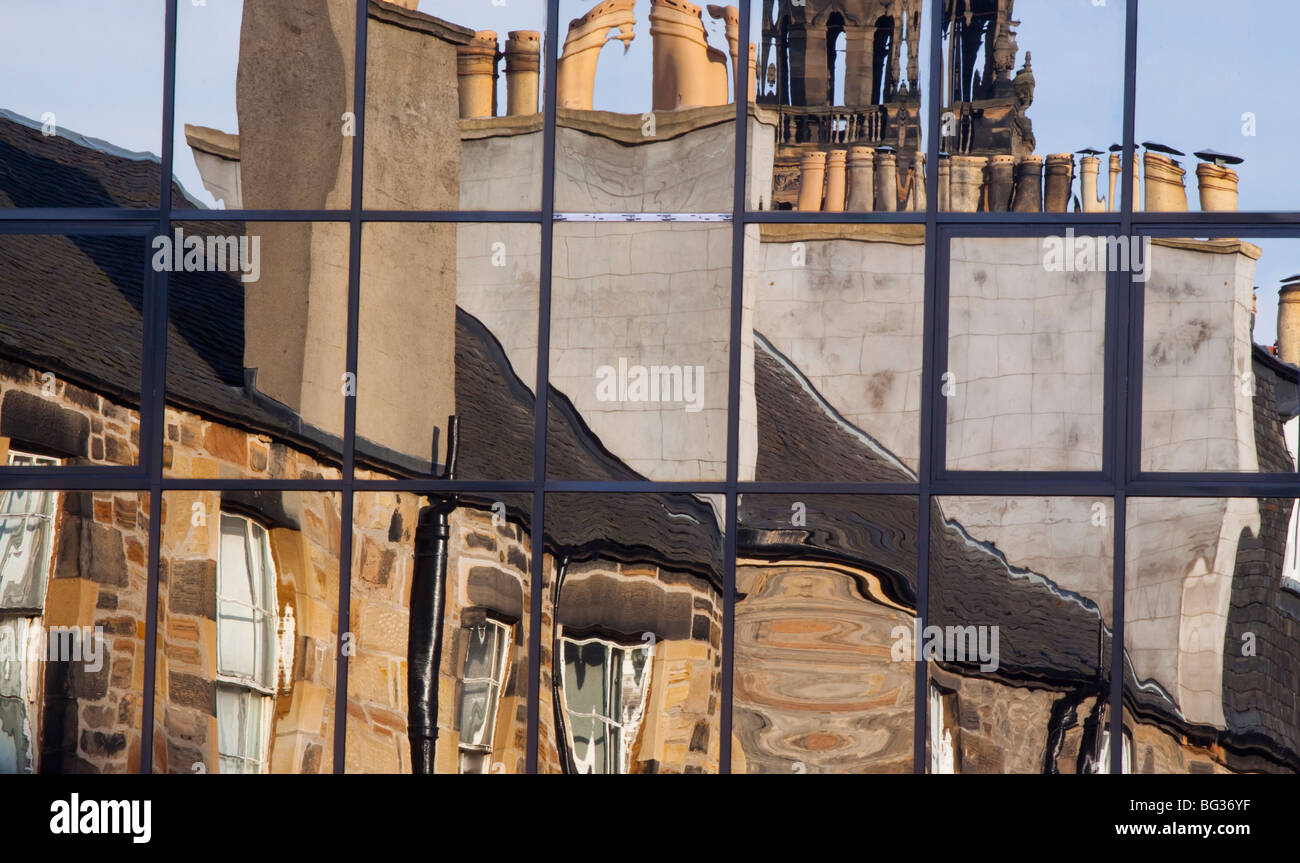 La Scozia, Edinburgh, Edinburgh City. Edifici tradizionali riflessa nelle finestre di architettura moderna. Foto Stock