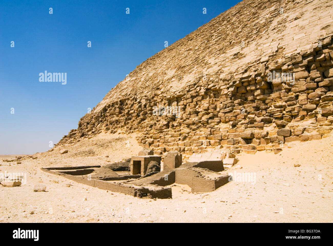 Resti dei templi greco-romani a piegato la piramide a Dahshur, Sito Patrimonio Mondiale dell'UNESCO, vicino a Il Cairo, Egitto, Nord Africa Foto Stock