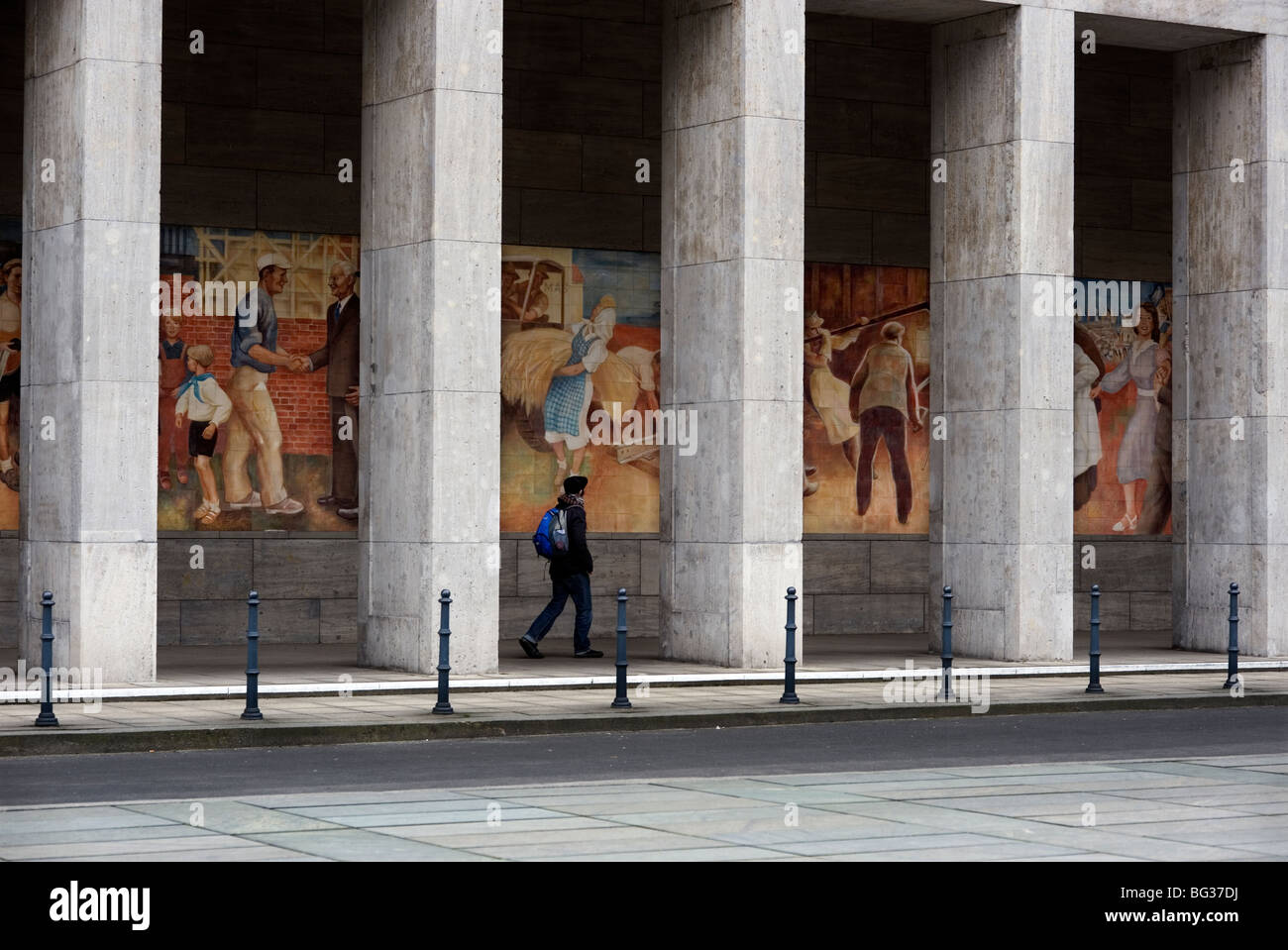 Berlino 2009 lavoratori murale il socialismo industria socialista sovietica di Finanza di massa aria pace ministero 1989 DDR Germania Unified positivo Foto Stock