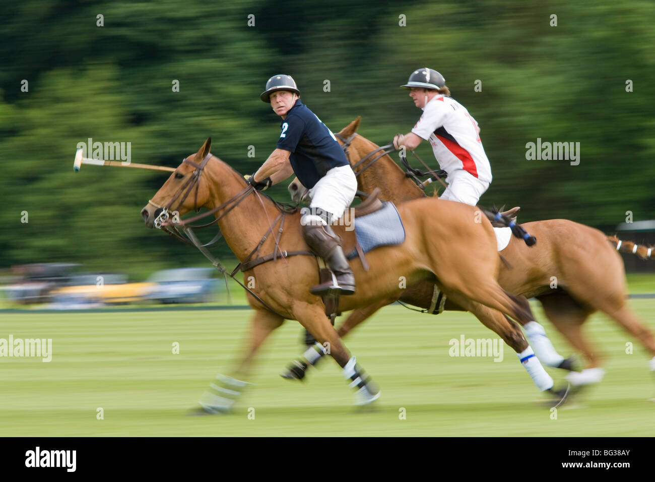 Due giocatori di polo in velocità, Cowdray Park, West Sussex, in Inghilterra. Foto Stock