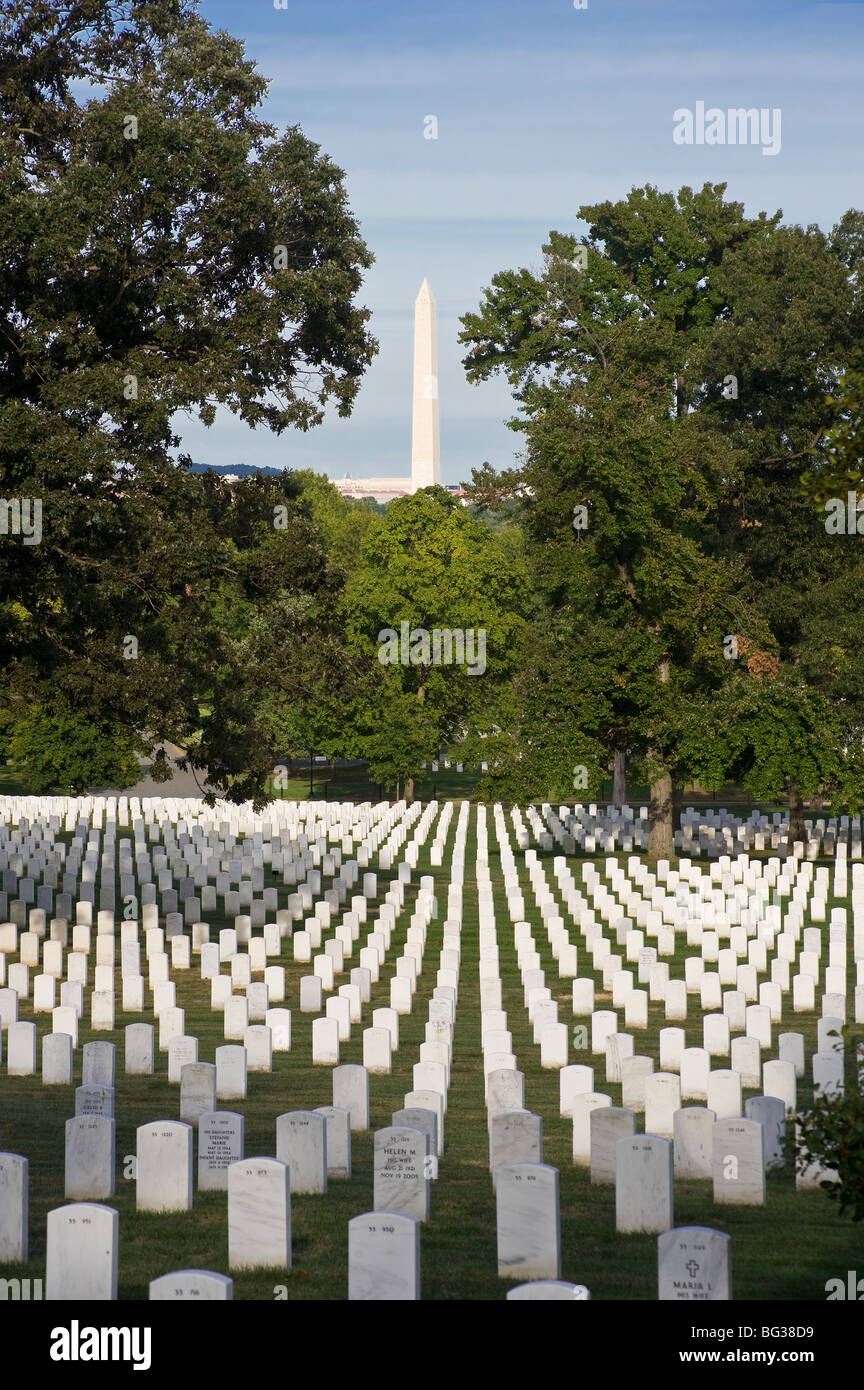 Al Cimitero Nazionale di Arlington, con il Monumento a Washington, Washington DC, Stati Uniti d'America Foto Stock
