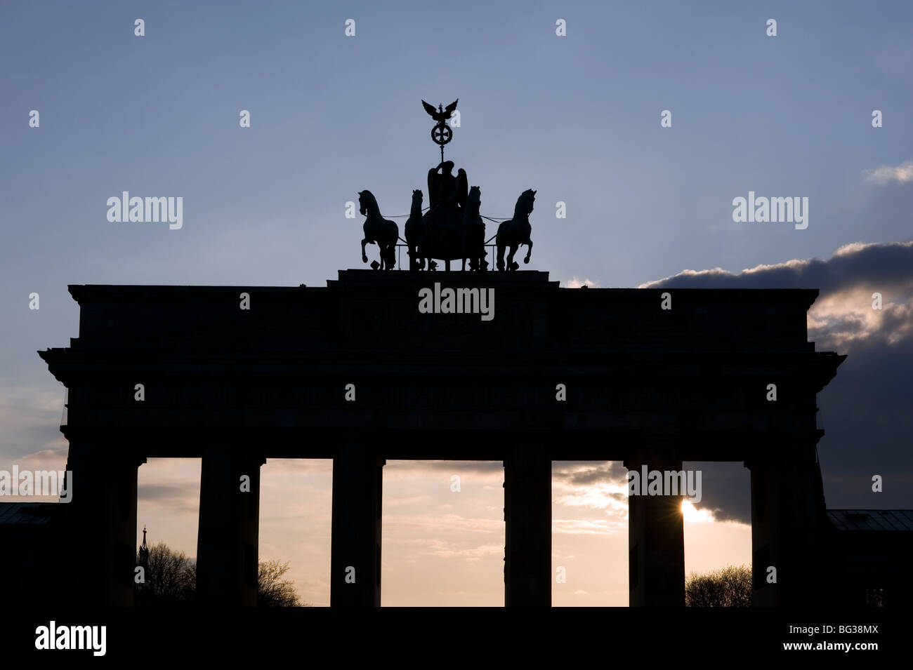 La Porta di Brandeburgo a Berlino del tramonto 2009 1989 DDR Germania unificata in avanti positivo storia guerra guerra fredda estremità est ovest dividere città Berli Foto Stock