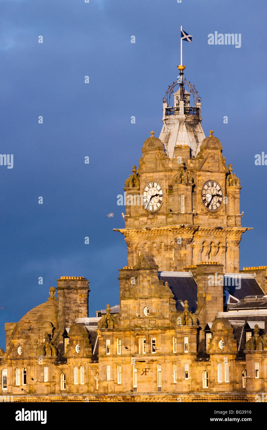 La Scozia, Edimburgo. Balmoral Hotel clock tower, spesso indicata come la più fotografata di clock tower in Scozia Foto Stock