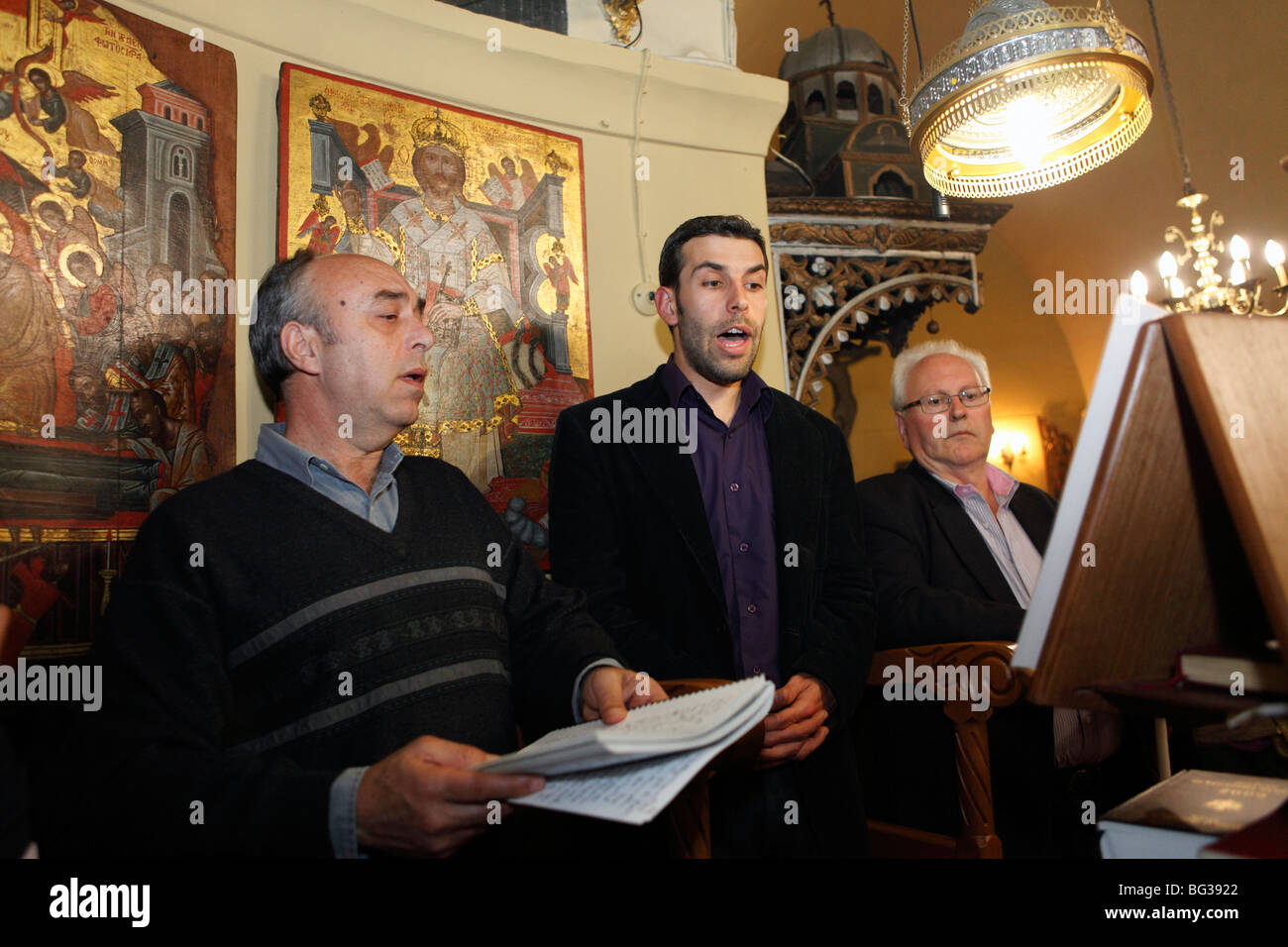 Grecia CICLADI sikinos dentro la chiesa pantanassa durante un servizio di pasqua Foto Stock