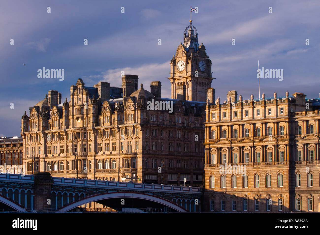 Scozia,città di Edimburgo. Balmoral Hotel e la torre dell orologio con il North Bridge al di sotto, collegando Princes St con Edimburgo Città Vecchia Foto Stock