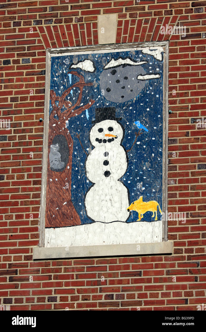 Dipinto di pezzo di copertura in legno finestra a abbandonato ospedale psichiatrico, Kings Park, Long Island, NY Foto Stock