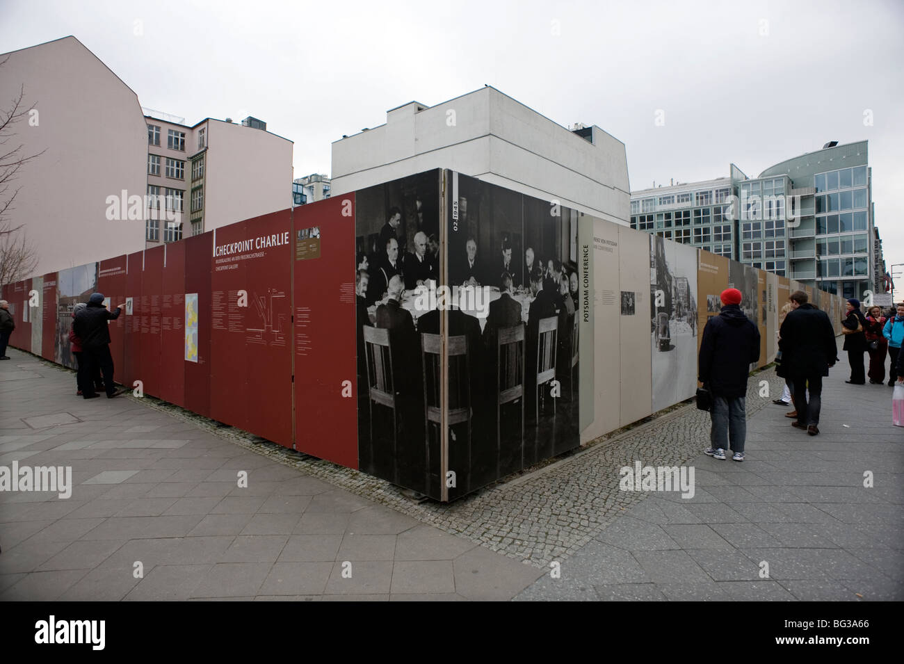 Berlino 2009 1989 DDR Germania unificata in avanti positivo storia guerra guerra fredda estremità est ovest dividere città del Muro di Berlino in Mauer verificare poi Foto Stock