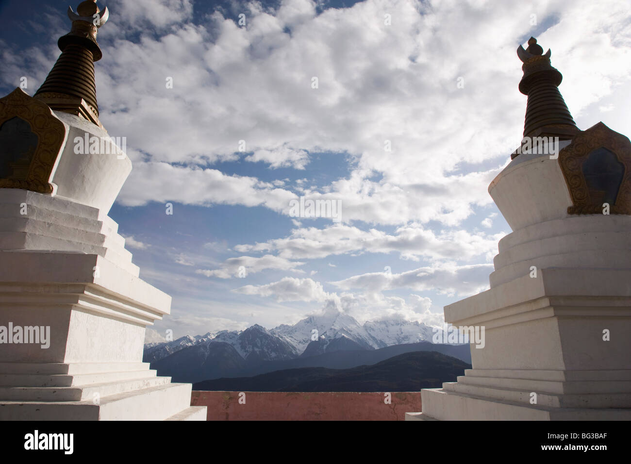 Stupa buddisti, Deqin, confine tibetano, Meili Snow picco di montagna sfondo, Dequin, Shangri-La Regione, Provincia di Yunnan in Cina Foto Stock