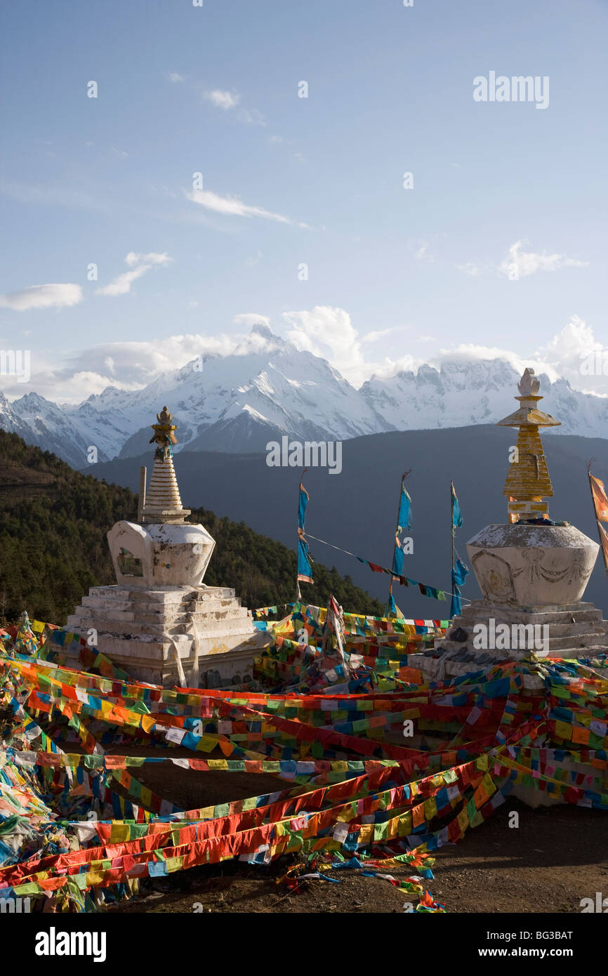 Stupa buddisti, Deqin, confine tibetano, Meili Snow picco di montagna sfondo, Dequin, Shangri-La Regione, Provincia di Yunnan in Cina Foto Stock