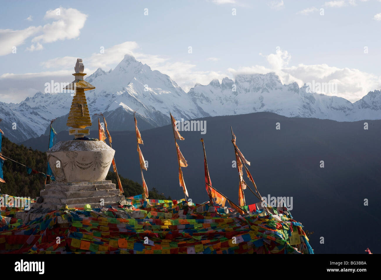 Stupa buddisti nr Deqin, confine tibetano, Meili Snow picco di montagna sfondo, Dequin, Shangri-La Regione, Provincia di Yunnan in Cina Foto Stock