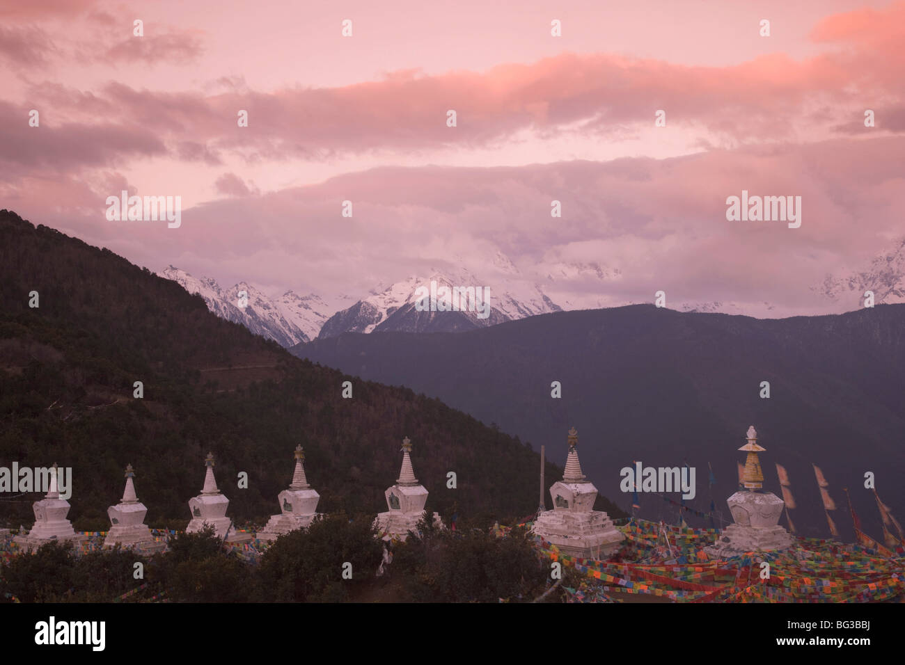Stupa buddisti, Deqin, confine tibetano, Meili Snow picco di montagna sfondo, Dequin, Shangri-La Regione, Provincia di Yunnan in Cina Foto Stock