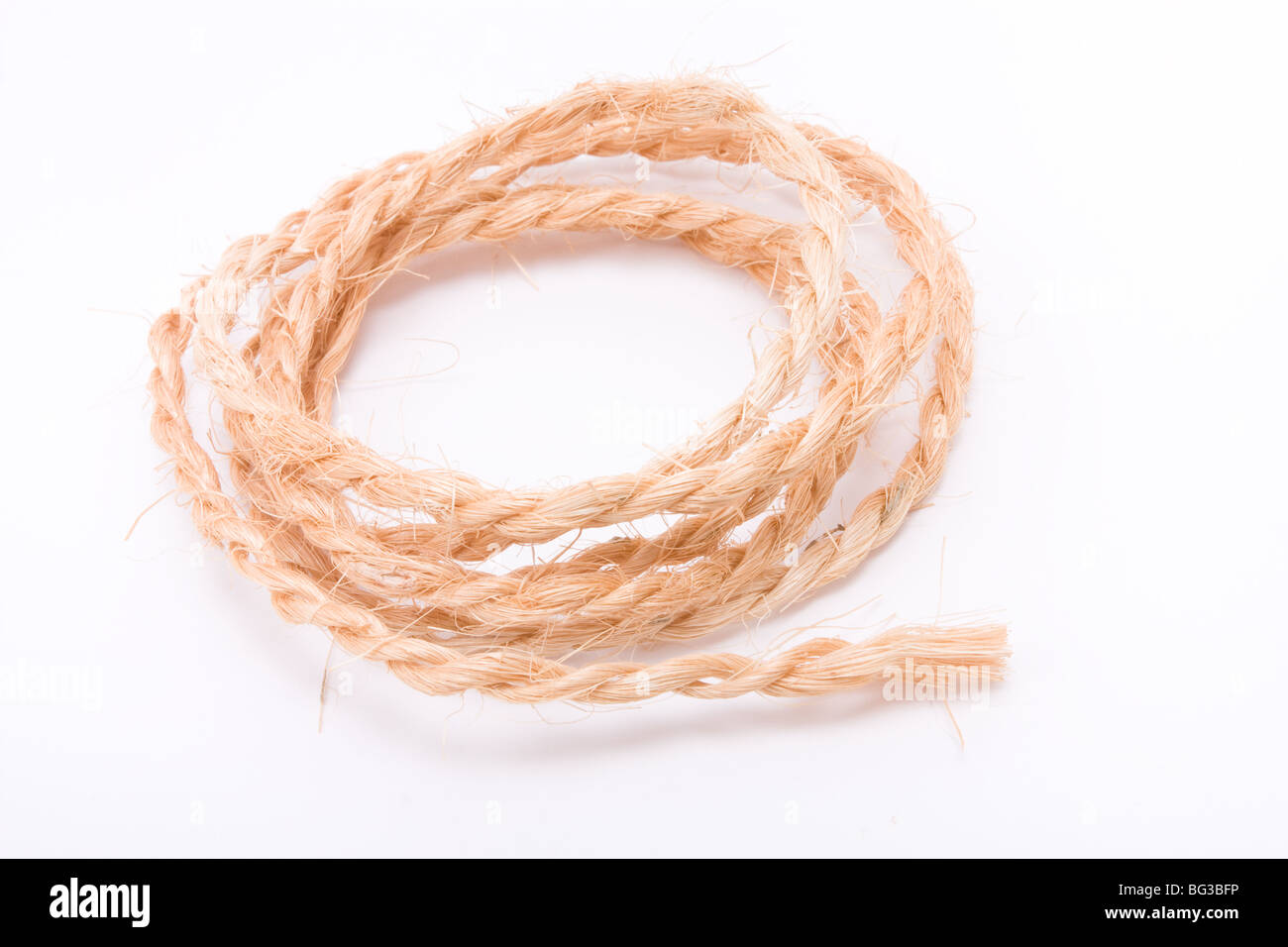 Bobina di canapa o di sisal string isolata contro uno sfondo bianco. Foto Stock