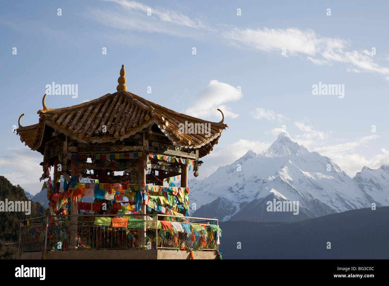 Stupa buddisti, Meili Snow picco di montagna in background, vicino al confine tibetano, Deqin, Shangri-La Regione, Provincia di Yunnan in Cina Foto Stock