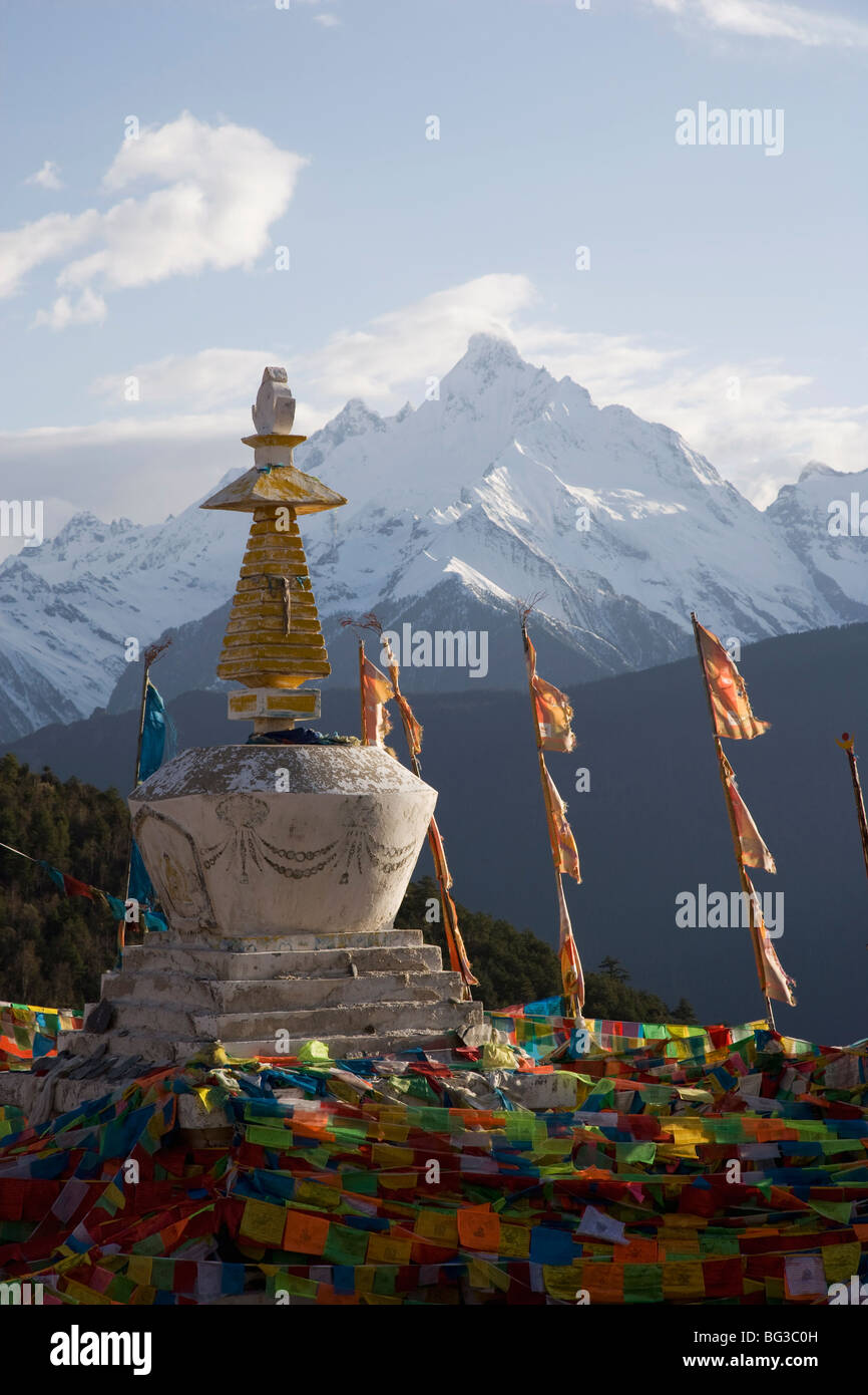 Stupa buddisti, Meili Snow picco di montagna in background, vicino al confine tibetano, Deqin, Shangri-La Regione, Provincia di Yunnan in Cina Foto Stock