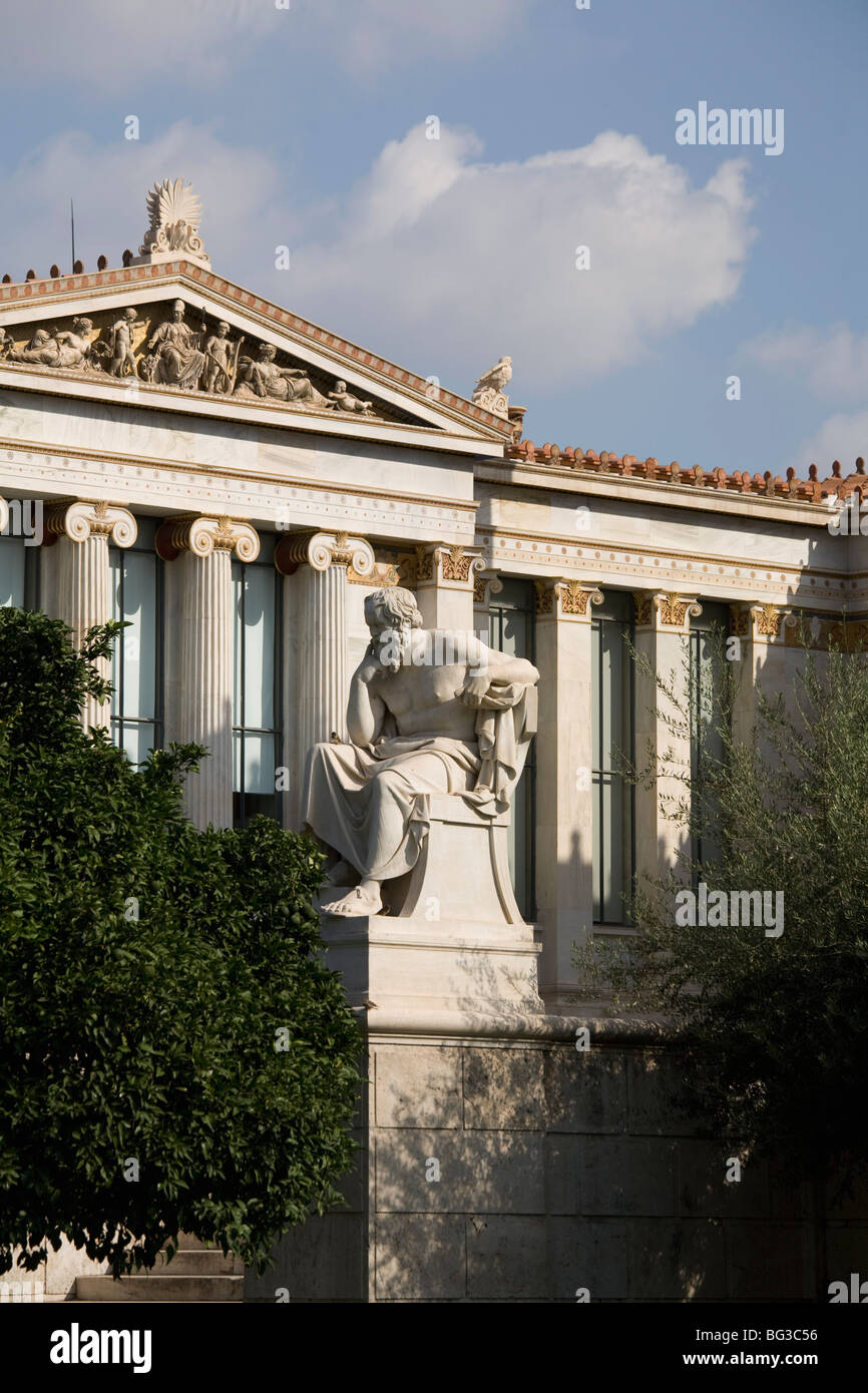 Statua di Socrate e la Academy of Athens, Athens, Grecia, Europa Foto Stock