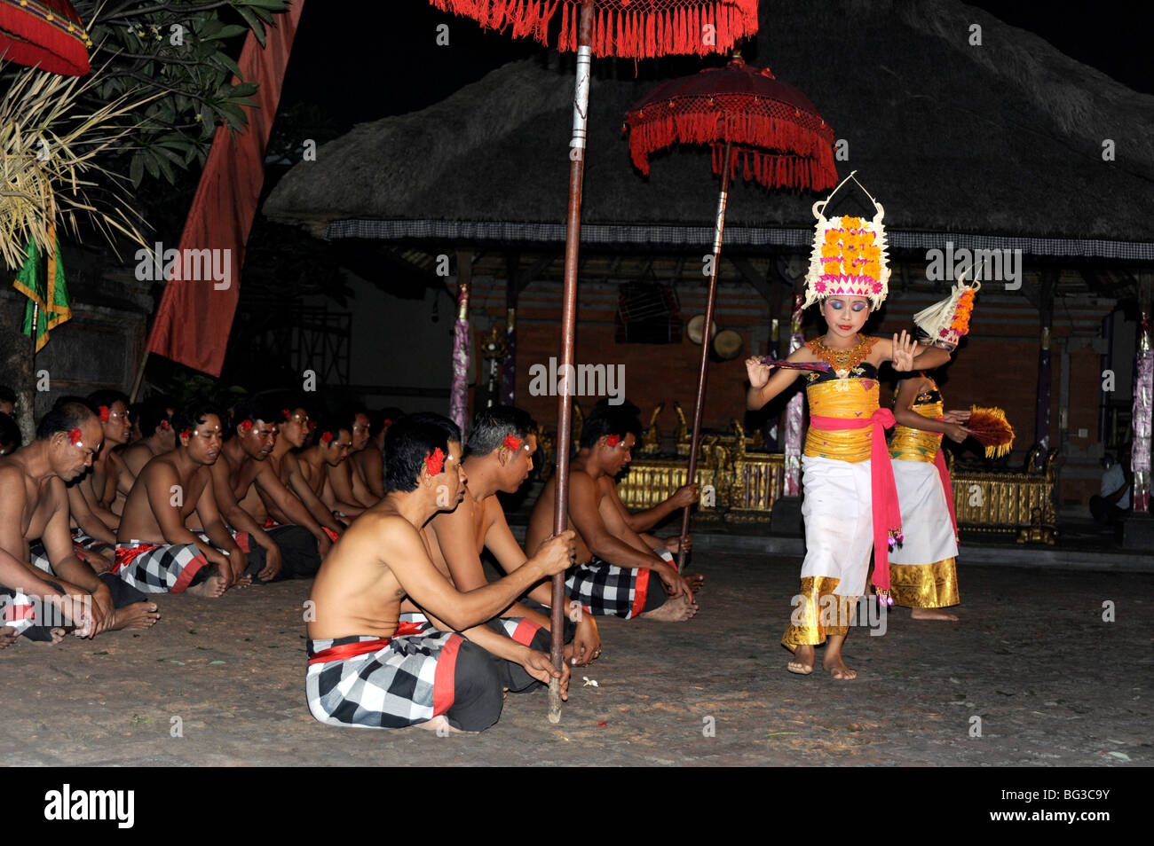 Kecak tradizionale danza del fuoco nei pressi di Sanur, Bali, Indonesia Foto Stock