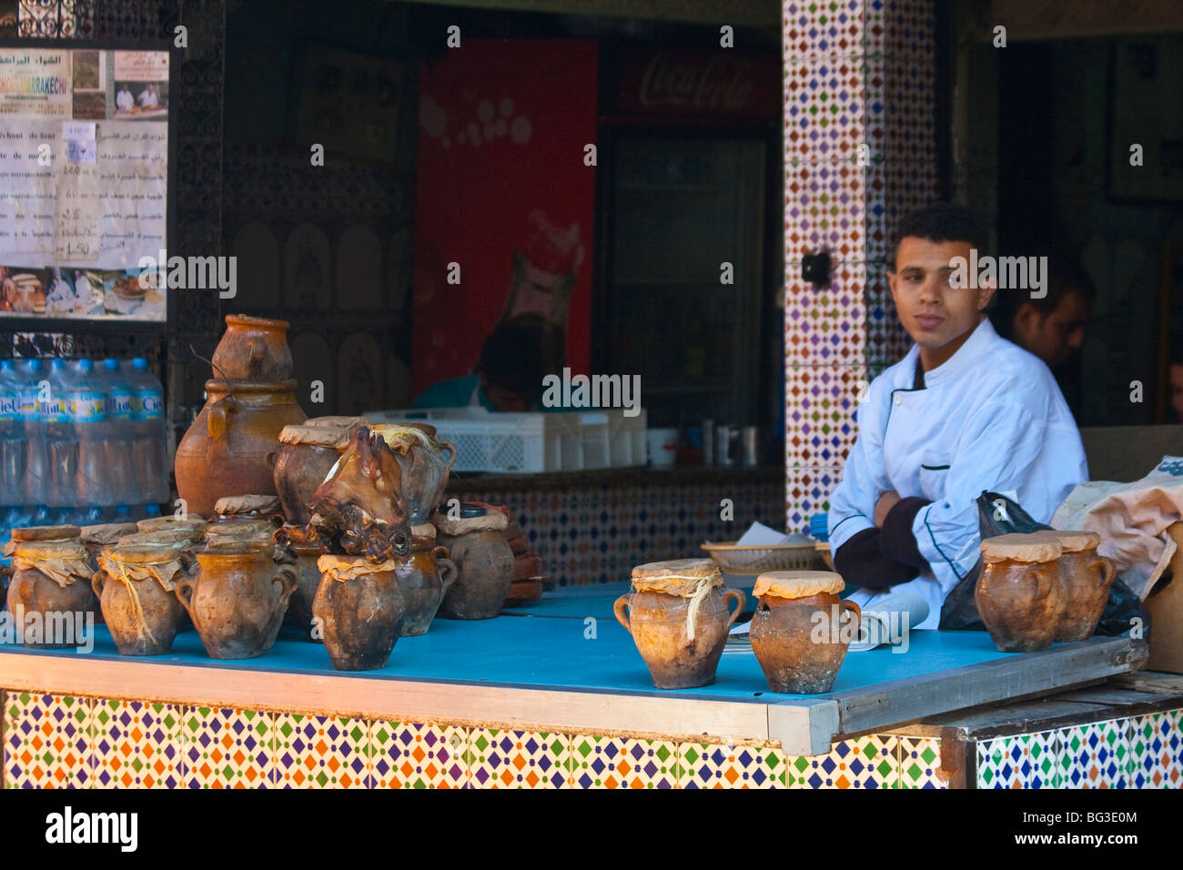 Venditore a vendere tangia, lenta arrosti di carni di montone in Marrakech Marocco Foto Stock