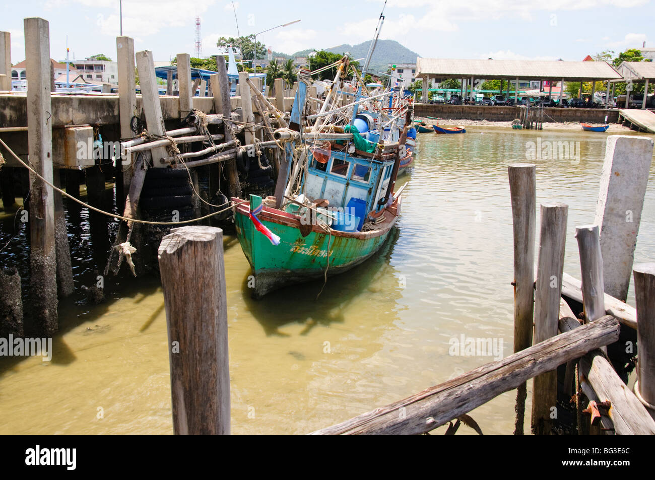 Barche da pesca in porto nel Golfo di Thailandia, Ban Phe, Thailandia Foto Stock