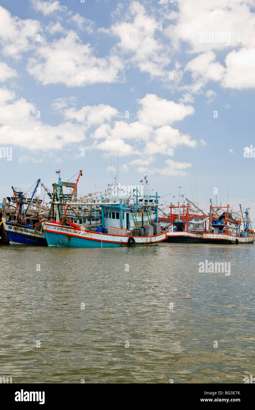 Barche da pesca in porto nel Golfo di Thailandia, Ban Phe, Thailandia Foto Stock