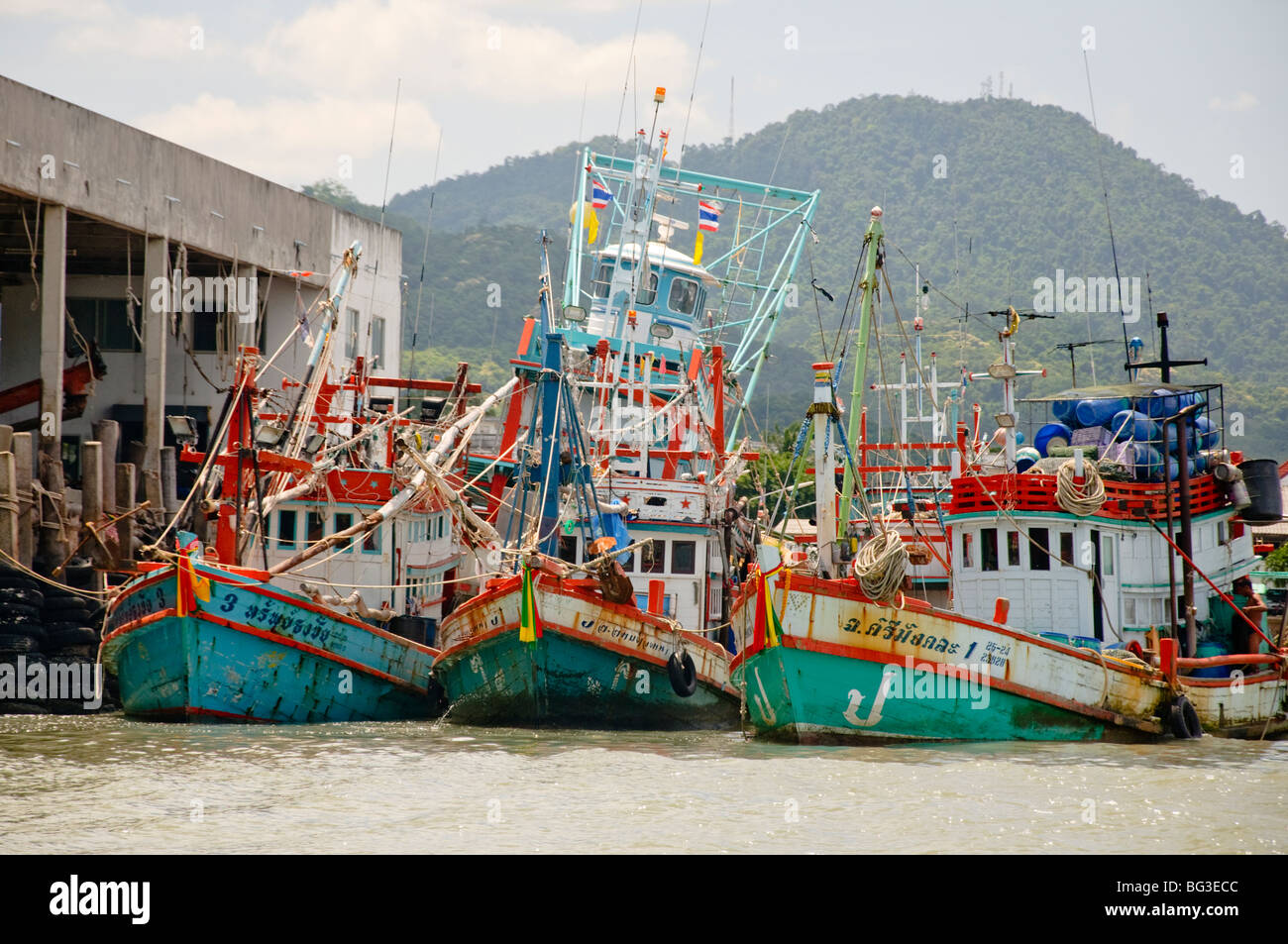 Barche da pesca in porto nel Golfo di Thailandia, Ban Phe, Thailandia Foto Stock