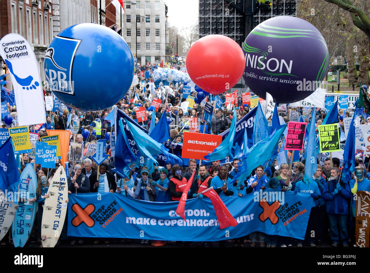 50.000 domanda di azione sul cambiamento climatico presso l'onda più grande mai REGNO UNITO il cambiamento climatico marzo a Londra. 5 Dicembre 2009 Foto Stock