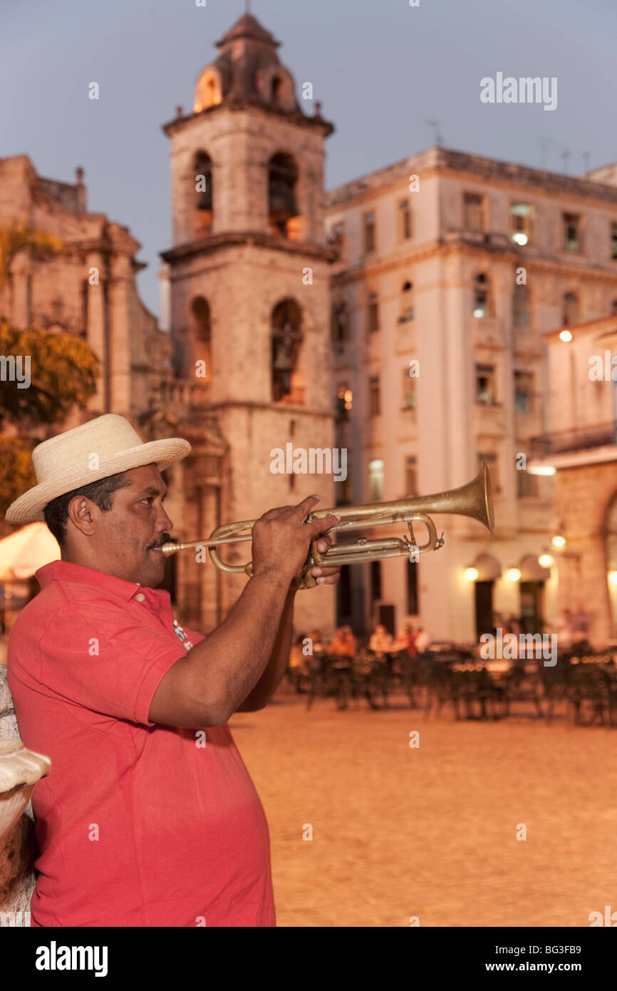 Suonatore di tromba, Plaza de la Catedral, Havana, Cuba, West Indies, America Centrale Foto Stock