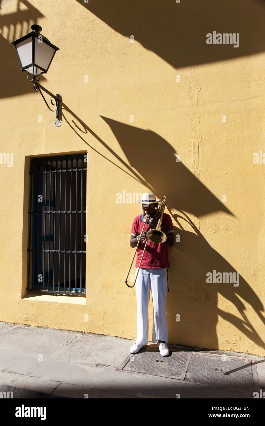 Trombone player, Havana, Cuba, West Indies, America Centrale Foto Stock