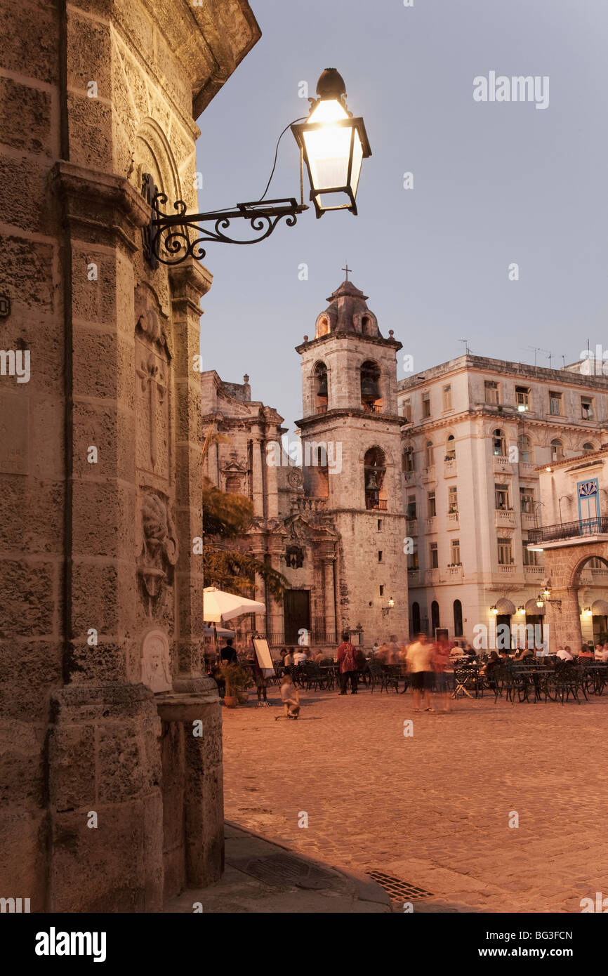 Plaza de la Catedral, Havana, Cuba, West Indies, America Centrale Foto Stock