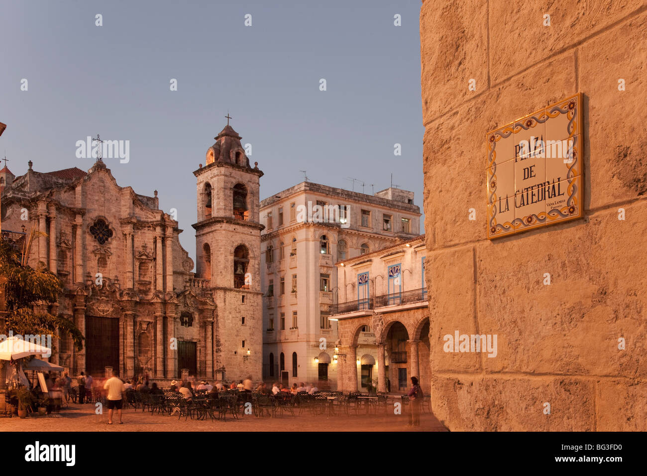 Plaza de la Catedral, Havana, Cuba, West Indies, America Centrale Foto Stock