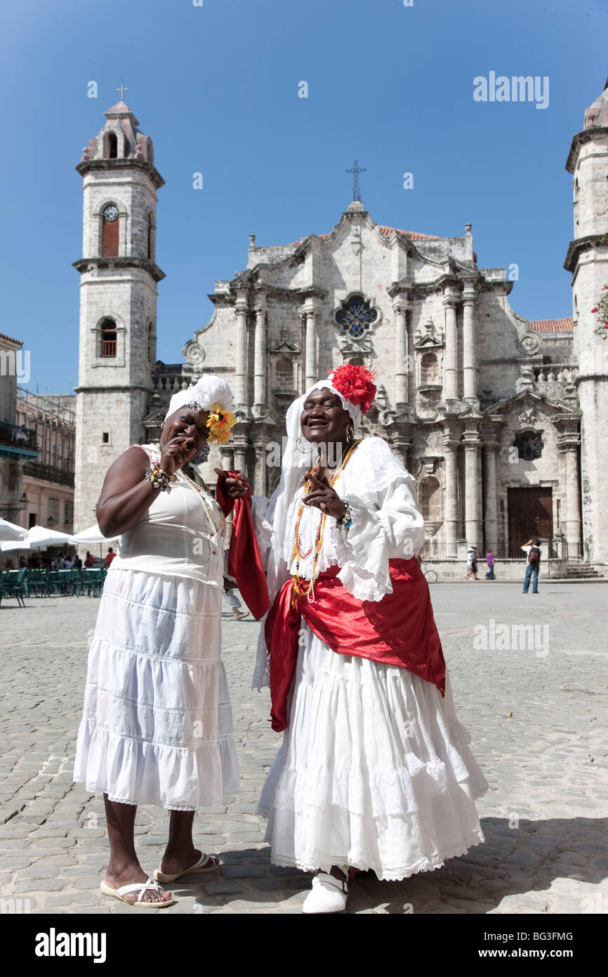 Donne cubane in costume antico, Havana, Cuba, West Indies, America Centrale Foto Stock