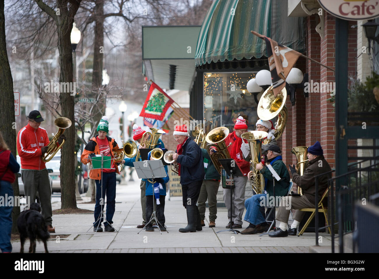 Musicisti locali si riuniscono in strada per un improvvisato concerto di Natale Foto Stock