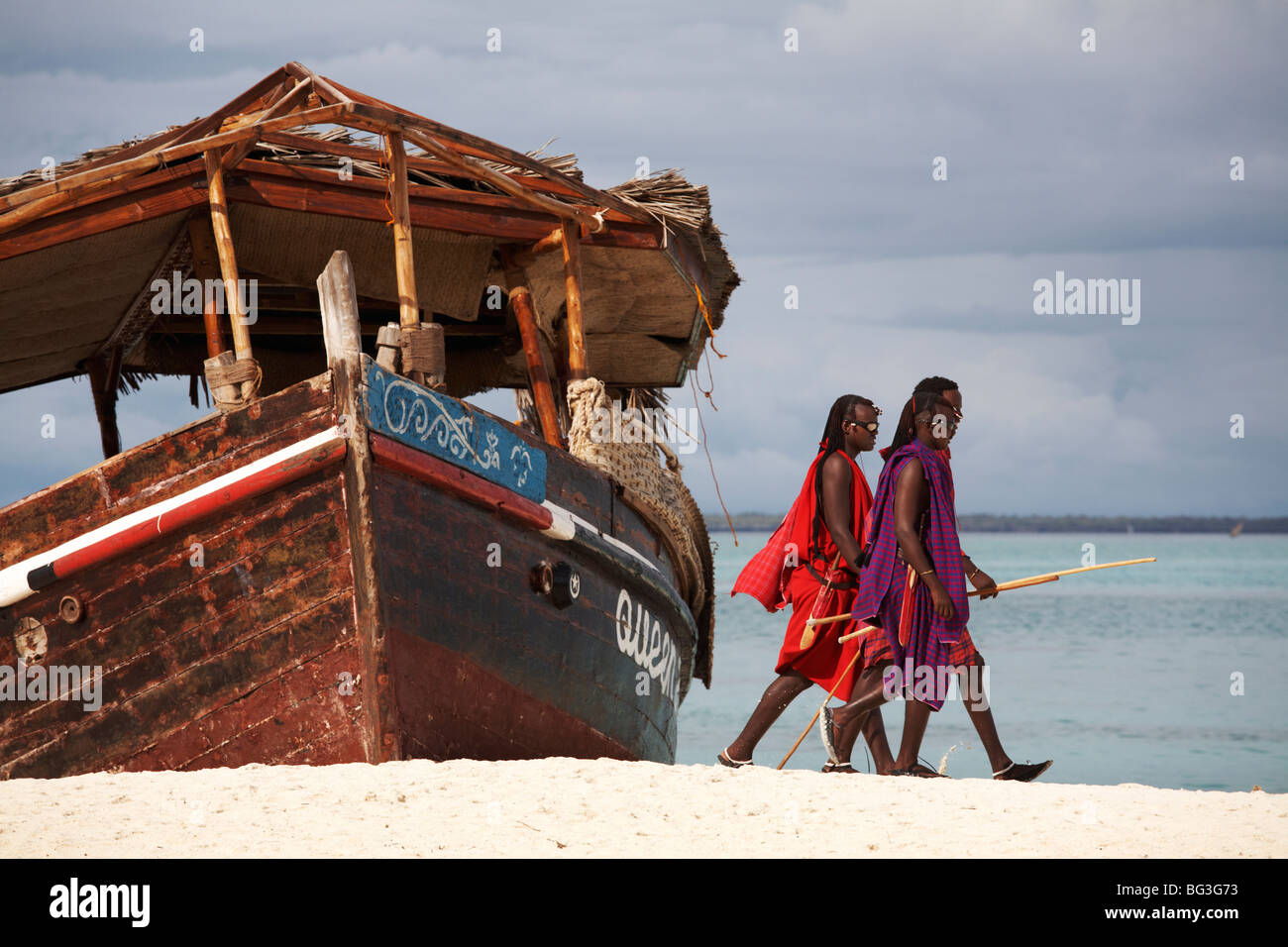 Guerrieri Maasai sulla spiaggia di Kendwa, Zanzibar, Tanzania, Africa orientale, Africa Foto Stock