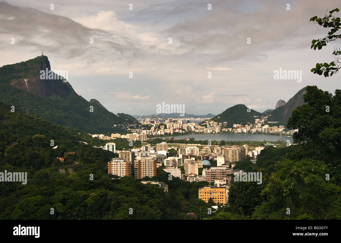Vista di Rio de Janeiro e Cristo redentore da dentro la favela di Rocinha. Brasile. Foto Stock