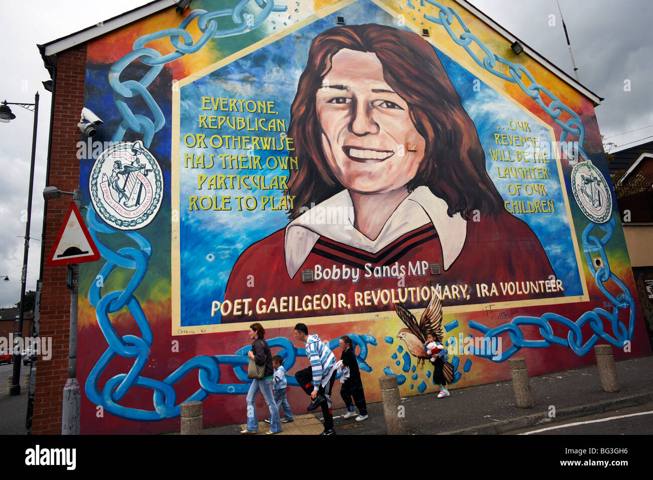 Un murale politico raffigurante Bobby Sands è visto sul Falls Road, Belfast, Irlanda del Nord, Regno Unito, Europa Foto Stock