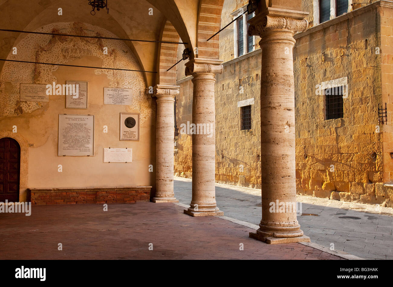 Colonne e strada fuori il Palazzo Pubblico sede del Municipio in Pienza Toscana Italia Foto Stock