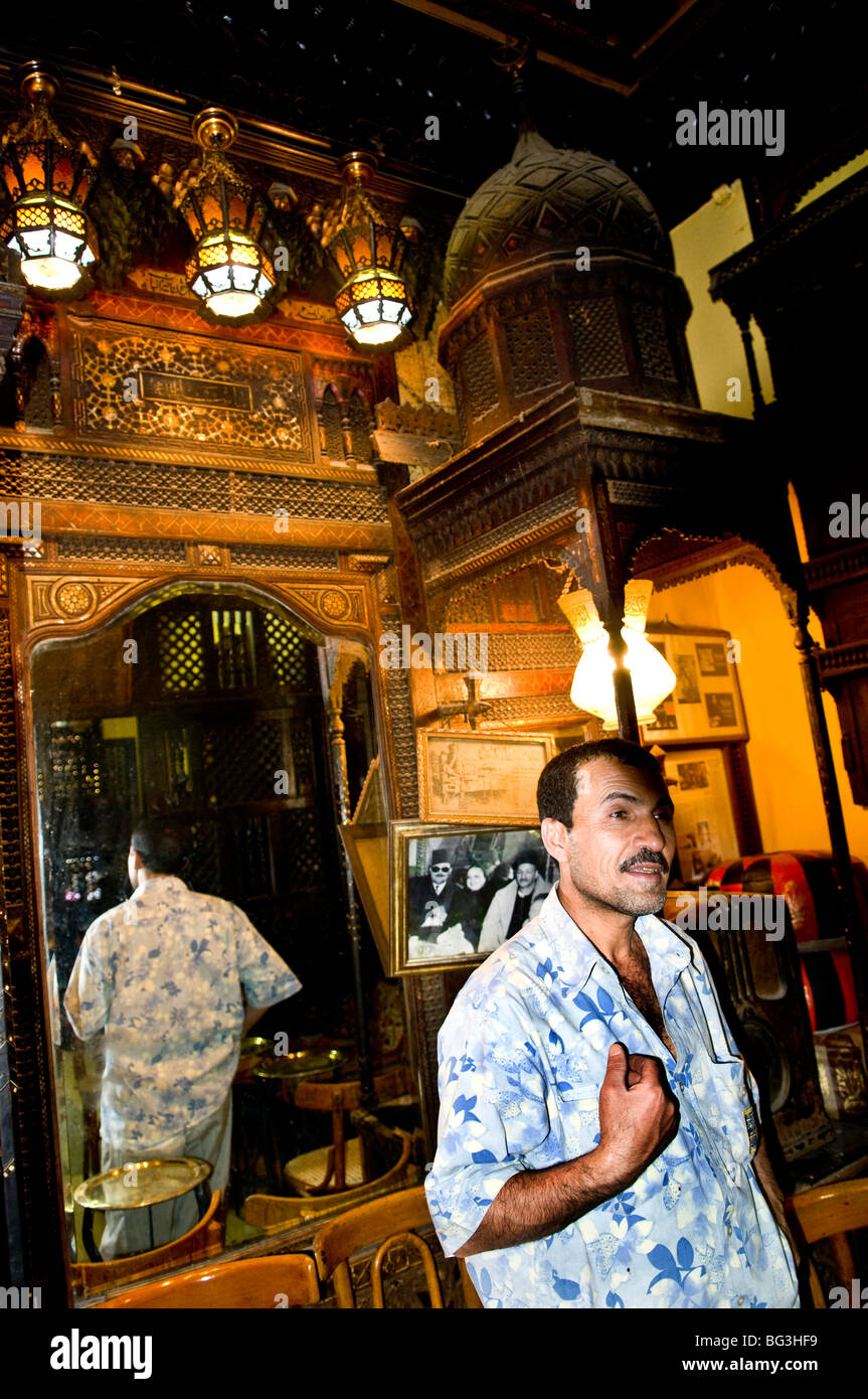 Le scene vibrante El Fishawi tea house nel vecchio Bazaar di Khan El Khalili al Cairo, in Egitto. Foto Stock