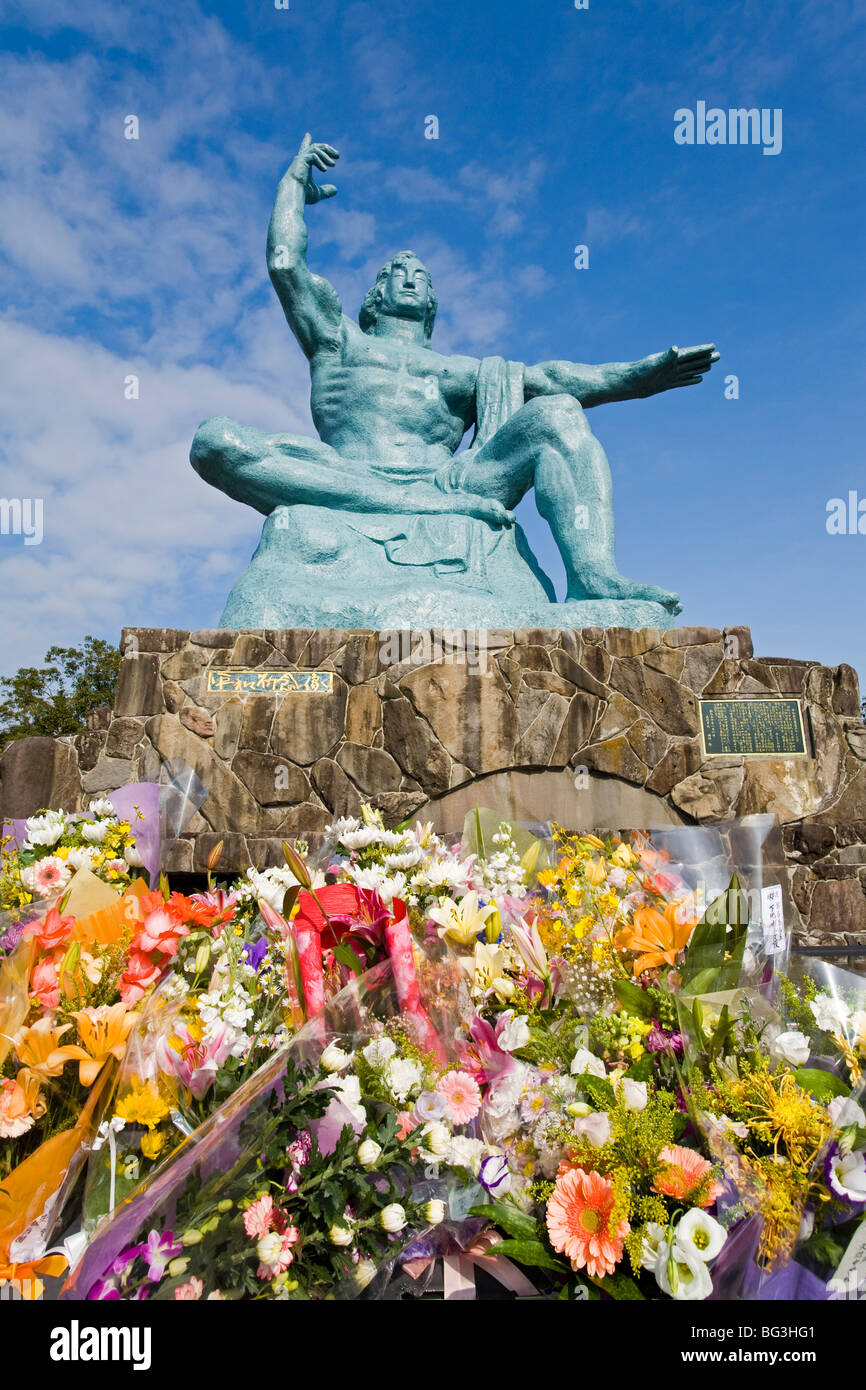 La pace della statua di Seibo Kitamura nel Parco della Pace di Nagasaki, Regione di Kyushu, Giappone, Asia Foto Stock