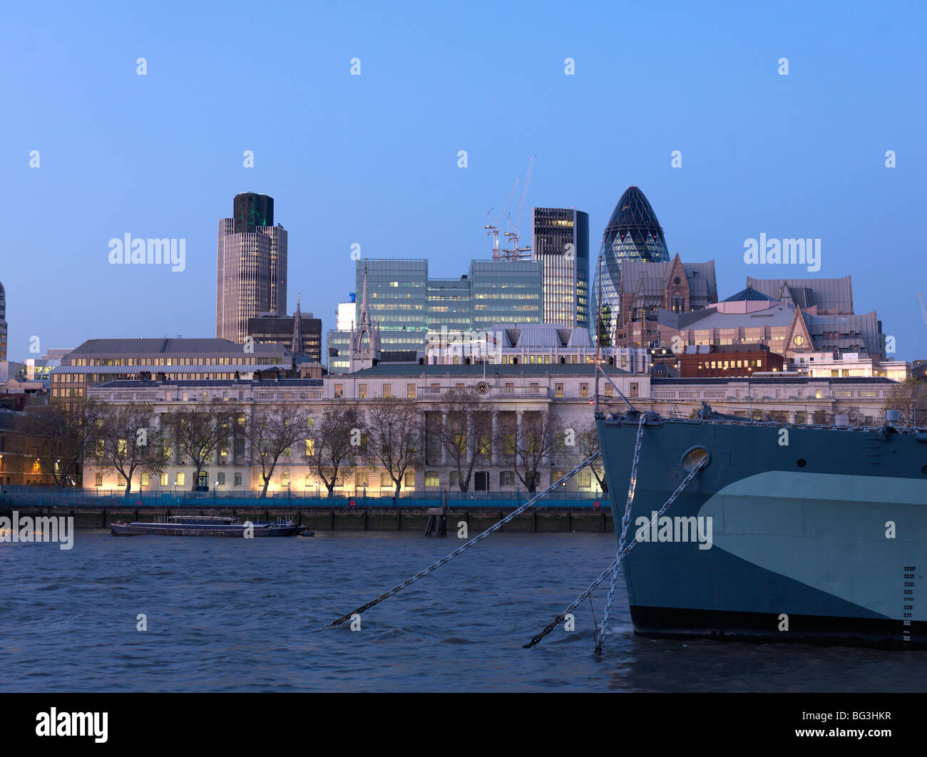 Città di Londra si vede sulla prua della HMS Belfast, prima serata Foto Stock
