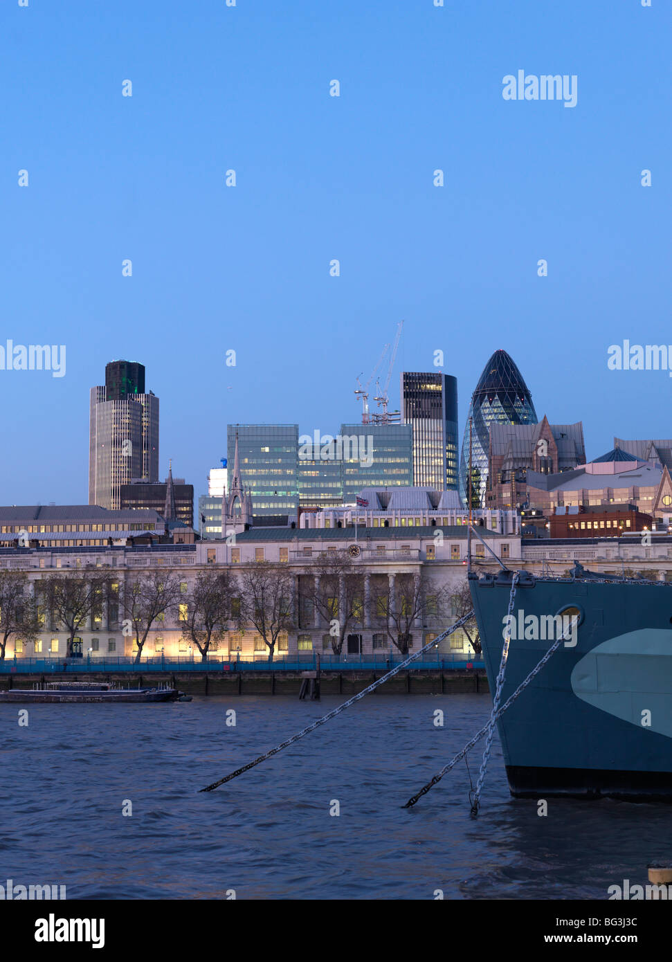 Città di Londra si vede sulla prua della HMS Belfast, prima serata Foto Stock