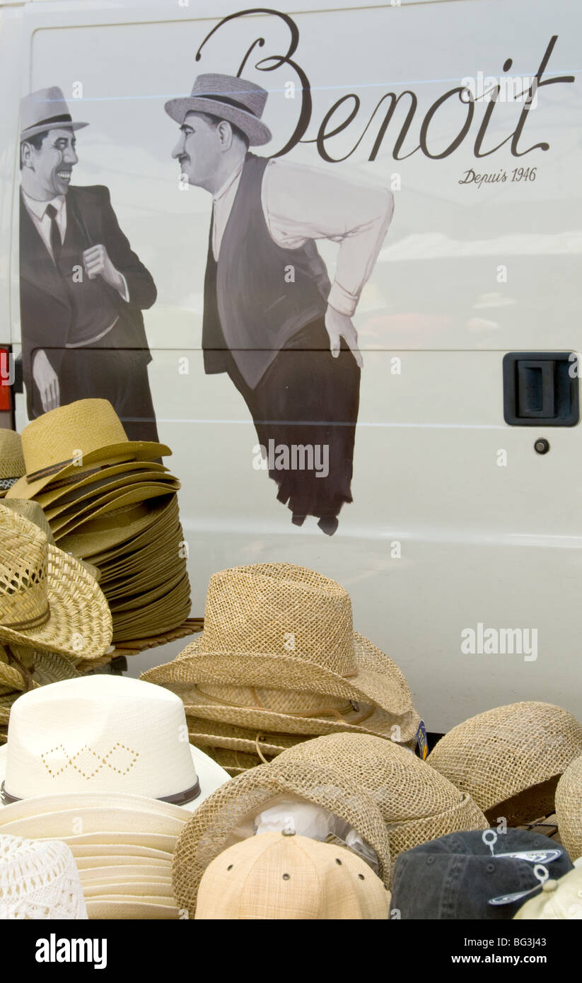 Cappelli per la vendita al mercato in Apt, Provenza, Francia Foto Stock