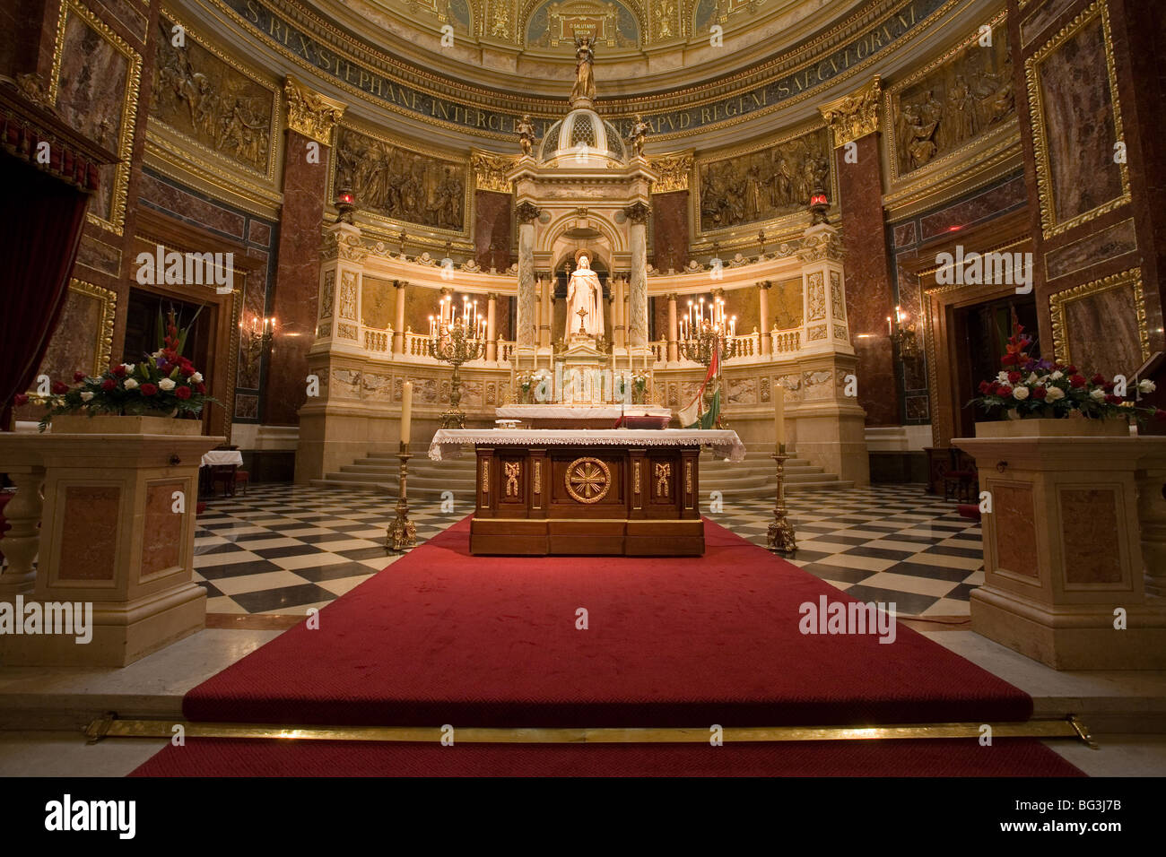 Interno di una chiesa cattolica Foto Stock