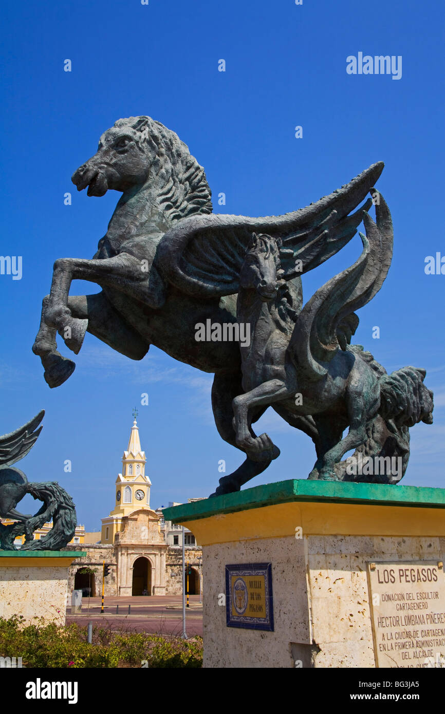 Statua di Pegasus e la Torre dell Orologio, antica città murata distretto, città di Cartagena, lo stato di Bolivar, Colombia, Sud America Foto Stock