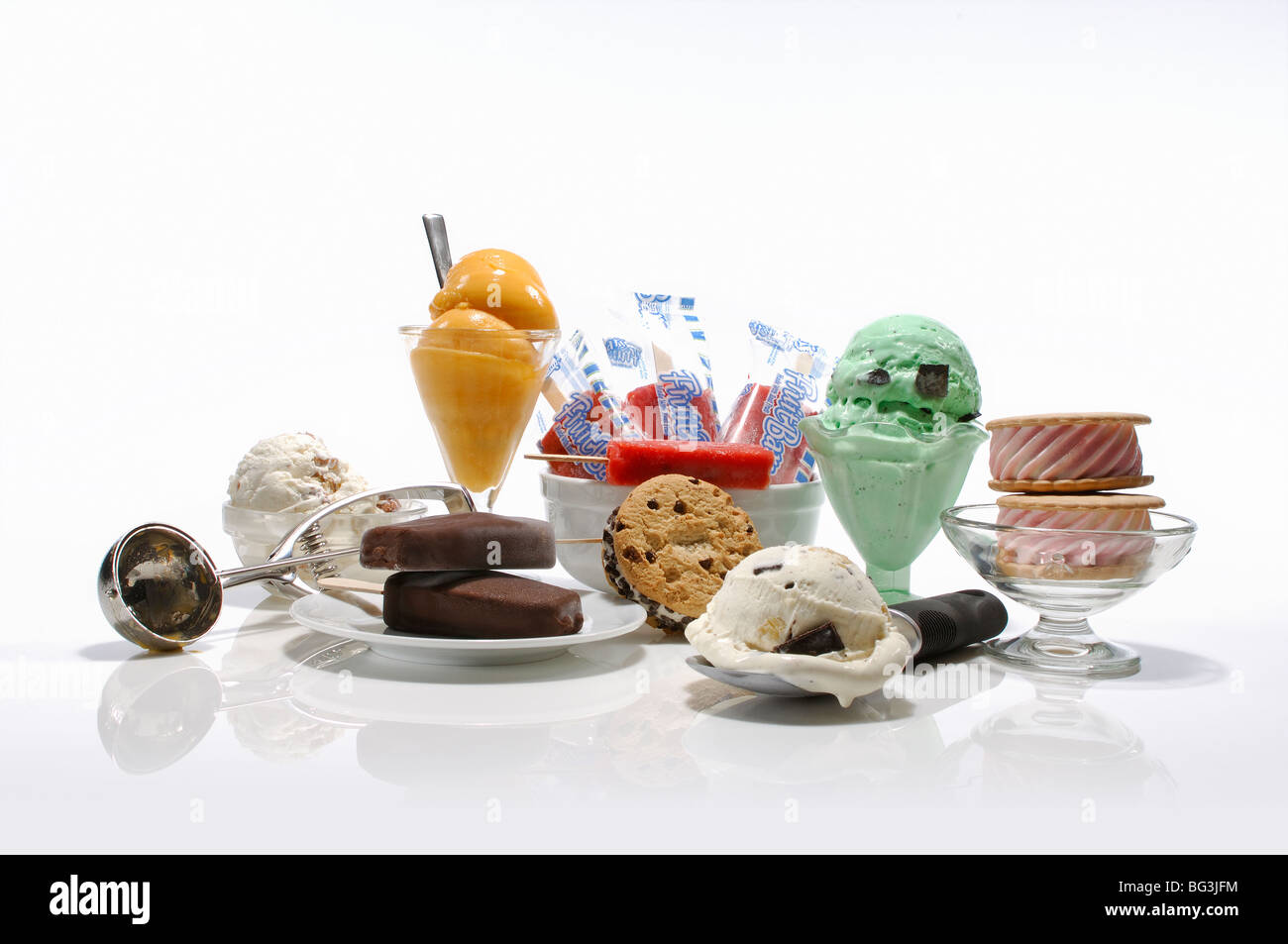 Una raccolta di gelati prodotti - coni, sessole, cookie, bar e snack. Foto Stock