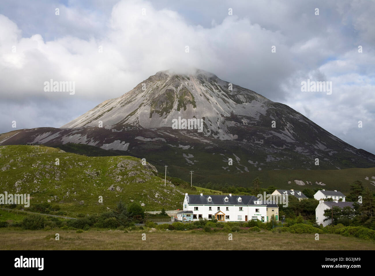 Mount Errigal e Dunlewy village, County Donegal, Ulster, Repubblica di Irlanda, Europa Foto Stock