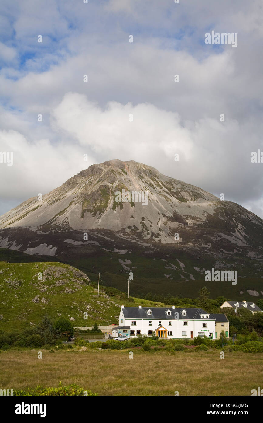 Mount Errigal e Dunlewy village, County Donegal, Ulster, Repubblica di Irlanda, Europa Foto Stock