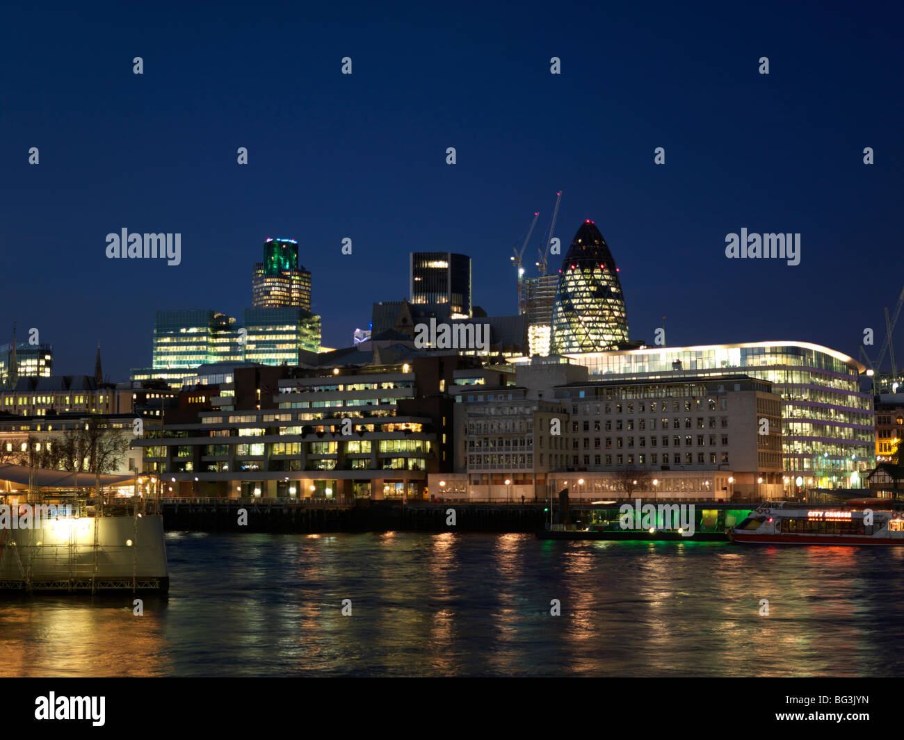 London skyline della città di notte Foto Stock